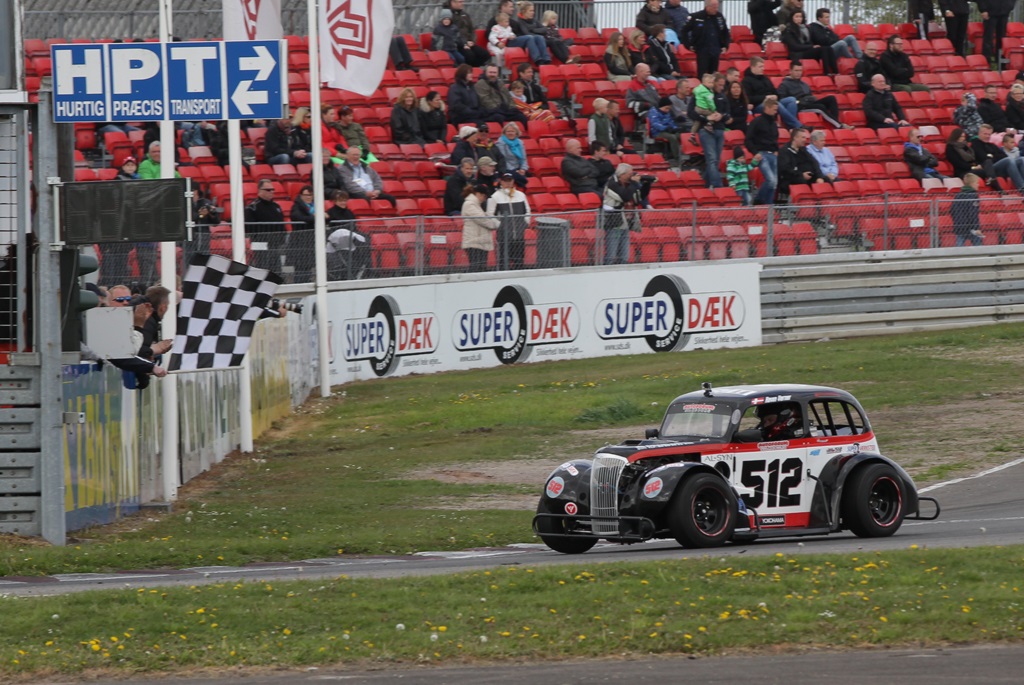 Kevin vinder tredje løb.
(Foto: Motorsporten.dk)